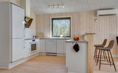 Bentine - 1.6Km from the Sea: Træ, Indretning, Loft, Gulvbelægning, Køkken, Møbel, Værelse, Etage, Hjem, Lysarmatur