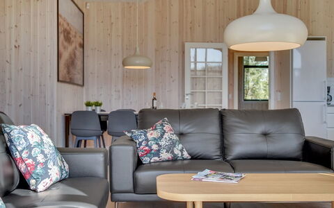 Bentine - 1.6Km from the Sea: Møbel, Indretning, Gulvbelægning, Træ, Etage, Lysarmatur, Loft, Stue, Couch, Belysning