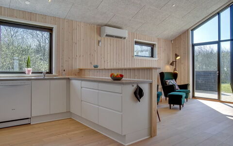 Bentine - 1.6Km from the Sea: Træ, Gulvbelægning, Loft, Indretning, Countertop, Møbel, Køkken, Hjem, Etage, Værelse