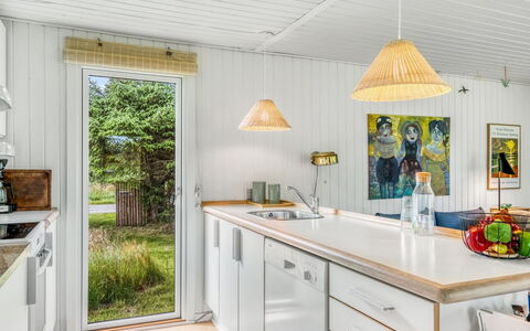 Jorek - 1.3Km from the Sea: Træ, Køkken, Indretning, Loft, Countertop, Møbel, Gulvbelægning, Hjem, Lysarmatur, Køkken Apparat