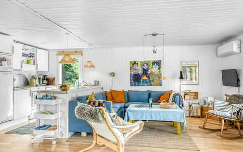 Jorek - 1.3Km from the Sea: Møbel, Indretning, Træ, Couch, Gulvbelægning, Loft, Stue, Etage, Værelse, Stol