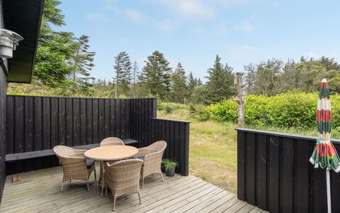 Jorek - 1.3Km from the Sea: Træ, Hårdttræ, Backyard, Skygge, Hegn, Planke, Have, Dæk, Veranda, Landscaping