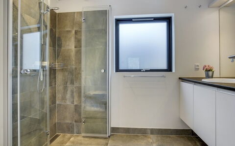 Hildegard - 1.5Km from the Sea: Gulvbelægning, Indretning, Sanitærarmatur, Etage, Loft, Badeværelse, Værelse, Vvs, Dør, Tap