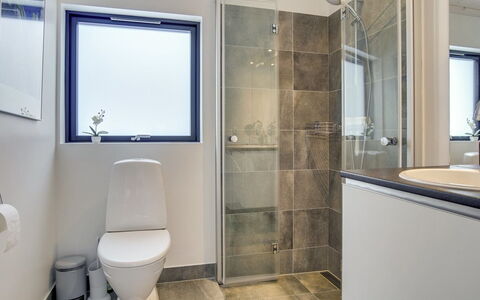 Hildegard - 1.5Km from the Sea: Toiletbræt, Badeværelse, Gulvbelægning, Toilet, Etage, Sanitærarmatur, Indretning, Loft, Vvs, Belysning