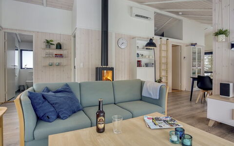 Hildegard - 1.5Km from the Sea: Indretning, Møbel, Gulvbelægning, Couch, Etage, Træ, Stue, Loft, Værelse, Belysning