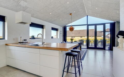 Volfgang - 250M from the Sea: Træ, Gulvbelægning, Møbel, Loft, Indretning, Countertop, Etage, Køkken, Belysning, Lysarmatur