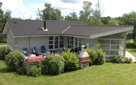 Börje - 600M from the Sea: Græs, Tag, Lawn, Have, Sommerhus, Estate, Gård, Backyard, Stuehus, Landscaping