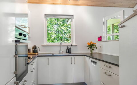 Börje - 600M from the Sea: Træ, Køkken, Gulvbelægning, Indretning, Countertop, Hjem, Cabinetry, Køkken Apparat, Etage, Møbel