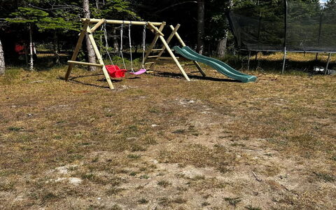 Akseli - 800M from the Sea: Legepladsudstyr, Svinge, Chute, Legeplads, Lawn, Jord, Skygge, Gård, Parkere, Legetøjsrutsjebane