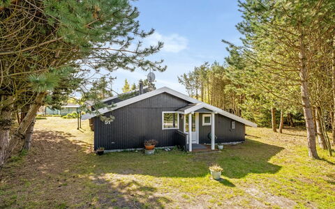 Akseli - 800M from the Sea: Græs, Hus, Tag, Hjem, Sommerhus, Busk, Land Lot, Landdistrikt, Stuehus, Bunddække