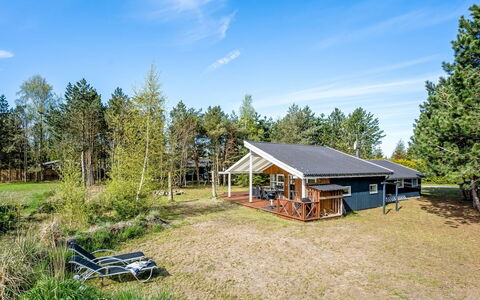 Akseli - 800M from the Sea: Græs, Hus, Tag, Hjem, Sommerhus, Busk, Land Lot, Landdistrikt, Stuehus, Bunddække