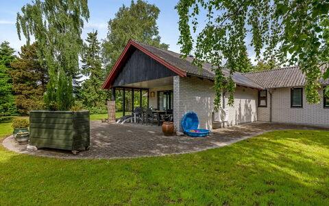 Hanka - 500M from the Sea: Hus, Sommerhus, Tag, Garden Bygninger, Skygge, Skur, Backyard, Udendørs Møbler, Gård, Lawn