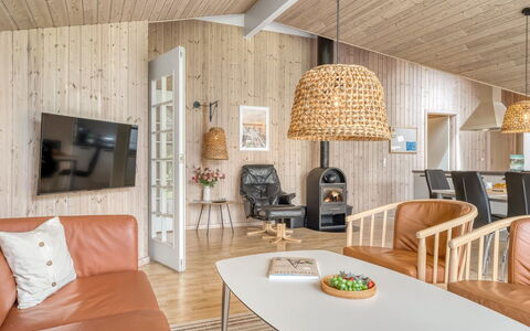 Tialda - 1.3Km from the Sea: Indretning, Møbel, Træ, Gulvbelægning, Loft, Etage, Lysarmatur, Værelse, Stue, Couch