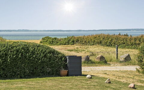 Kierstine - 100M from the Sea: Boligområde, Tag, Forstad, Indkørsel, Estate, Skorsten