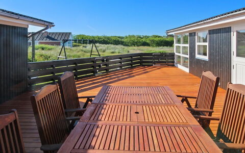Allis - 400M from the Sea: Hjem, Sommerhus, Veranda, Hårdttræ, Sidespor, Dæk, Skygge, Planke, Estate, Garden Bygninger