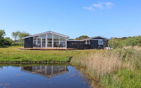 Allis - 400M from the Sea: Hjem, Sommerhus, Veranda, Hårdttræ, Sidespor, Dæk, Skygge, Planke, Estate, Garden Bygninger