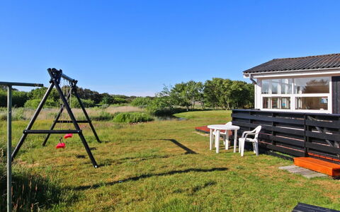 Allis - 400M from the Sea: Hjem, Sommerhus, Veranda, Hårdttræ, Sidespor, Dæk, Skygge, Planke, Estate, Garden Bygninger