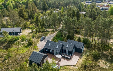 Elke - 3.5Km from the Sea: Møbel, Udendørs Møbler, Bordservice, Bord, Drinkware, Stol, Udendørs Bord, Mad, Flaske