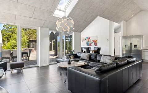 Elke - 3.5Km from the Sea: Loft, Etage, Design, Dagslys, Flise, Stue, Stueplante, Lysarmatur, Trægulve