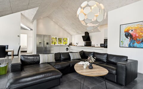 Elke - 3.5Km from the Sea: Indretning, Loft, Couch, Gulvbelægning, Etage, Stue, Lysarmatur, Møbel, Belysning