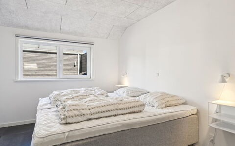 Elke - 3.5Km from the Sea: Loft, Soveværelse, Sengetøj, Seng, Fryser, Bed Frame, Sengetøj, Dagslys, Lysarmatur