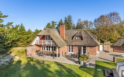 Romy - 3.5Km from the Sea: Græs, Hus, Tag, Hjem, Sommerhus, Busk, Land Lot, Landdistrikt, Stuehus, Bunddække