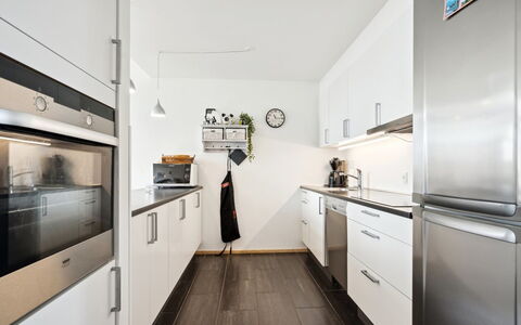 Theis - 100M from the Sea: Køkken, Køkken Apparat, Countertop, Gulvbelægning, Trægulve, Større Bandage, Cabinetry, Etage, Indretning, Træ