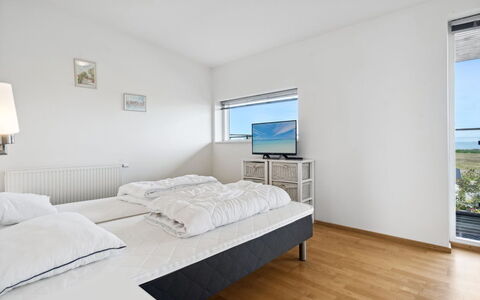 Theis - 100M from the Sea: Hjem, Etage, Loft, Soveværelse, Dagslys, Seng, Hotel, Sengetøj