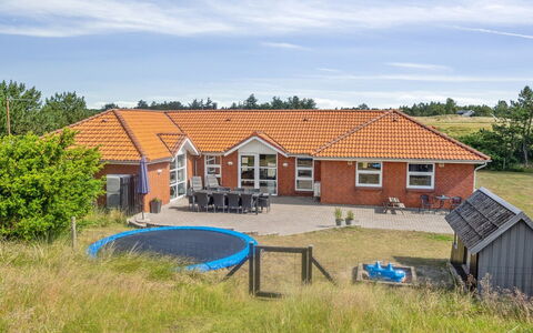 Jonke - 800M from the Sea: Busk, Urban Design, Bunddække, Mursten, Lejlighed, Estate, Murværk, Altan, Landscaping