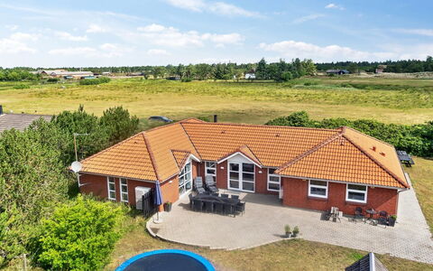 Jonke - 800M from the Sea: Busk, Urban Design, Bunddække, Mursten, Lejlighed, Estate, Murværk, Altan, Landscaping
