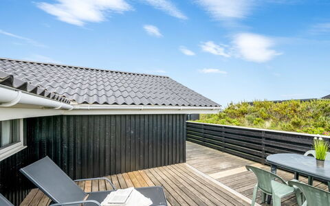 Unni - from the Sea: Tag, Hus, Hjem, Sommerhus, Sidespor, Estate, Indkørsel, Garden Bygninger, Gård, Skur