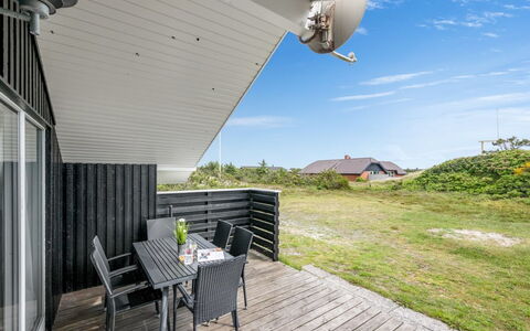 Unni - from the Sea: Tag, Hus, Hjem, Sommerhus, Sidespor, Estate, Indkørsel, Garden Bygninger, Gård, Skur