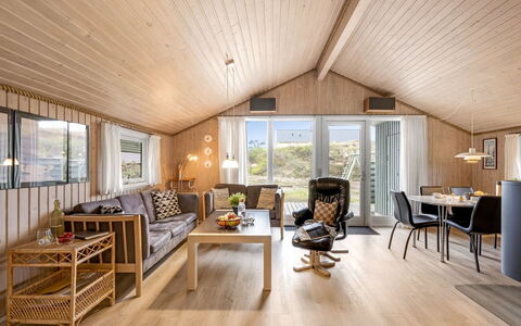 Unni - from the Sea: Tag, Hus, Hjem, Sommerhus, Sidespor, Estate, Indkørsel, Garden Bygninger, Gård, Skur
