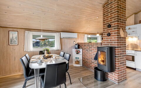 Unni - from the Sea: Tag, Hus, Hjem, Sommerhus, Sidespor, Estate, Indkørsel, Garden Bygninger, Gård, Skur
