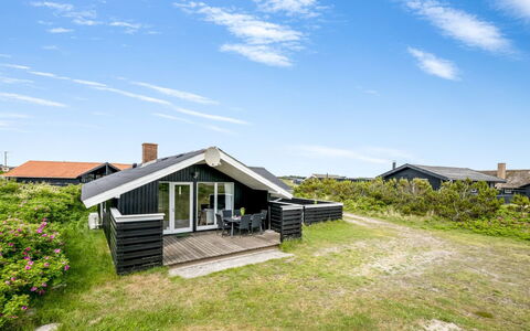 Unni - from the Sea: Tag, Hus, Hjem, Sommerhus, Sidespor, Estate, Indkørsel, Garden Bygninger, Gård, Skur