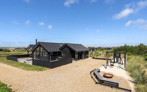 Swante - from the Sea: Himmel, Arkitektur, Tag, Hjem, Sommerhus, Skygge, Estate, Skur, Garden Bygninger, Udendørs Struktur