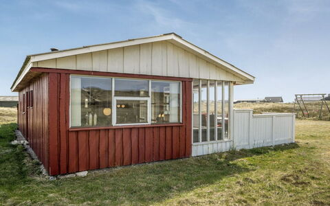 Hansen - 75M from the Sea: Træ, Tag, Arkitektur, Hjem, Hus, Sommerhus, Sidespor, Hårdttræ, Hældning, Estate