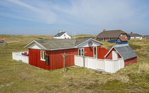 Hansen - 75M from the Sea: Træ, Tag, Arkitektur, Hjem, Hus, Sommerhus, Sidespor, Hårdttræ, Hældning, Estate