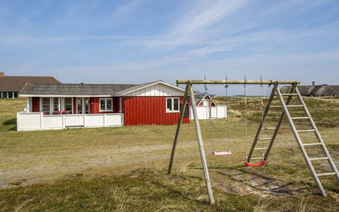 Hansen - 75M from the Sea: Træ, Tag, Arkitektur, Hjem, Hus, Sommerhus, Sidespor, Hårdttræ, Hældning, Estate