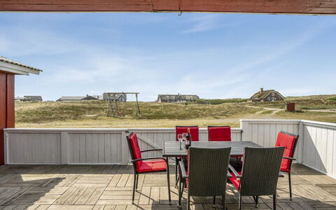 Hansen - 75M from the Sea: Træ, Tag, Arkitektur, Hjem, Hus, Sommerhus, Sidespor, Hårdttræ, Hældning, Estate