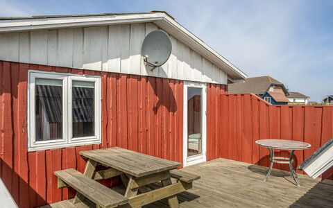 Hansen - 75M from the Sea: Træ, Tag, Arkitektur, Hjem, Hus, Sommerhus, Sidespor, Hårdttræ, Hældning, Estate