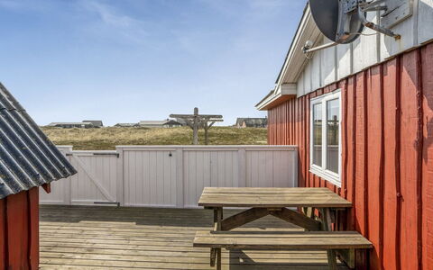 Hansen - 75M from the Sea: Træ, Tag, Arkitektur, Hjem, Hus, Sommerhus, Sidespor, Hårdttræ, Hældning, Estate