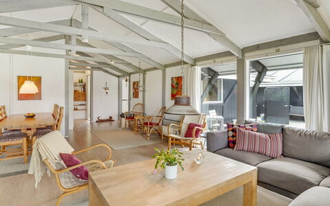 Eivy - 1Km from the Sea: Møbel, Indretning, Gulvbelægning, Træ, Loft, Etage, Couch, Værelse, Stue, Stol