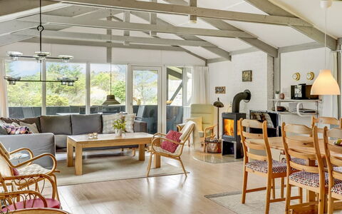 Eivy - 1Km from the Sea: Møbel, Indretning, Gulvbelægning, Loft, Træ, Couch, Etage, Stol, Bord, Stue