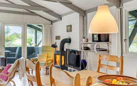 Eivy - 1Km from the Sea: Træ, Møbel, Loft, Indretning, Stol, Værelse, Stue, Sommerhus, Couch