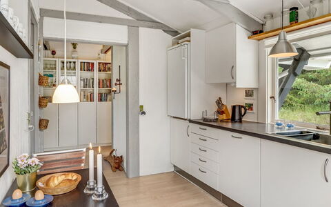 Eivy - 1Km from the Sea: Køkken, Countertop, Indretning, Gulvbelægning, Møbel, Loft, Træ, Køkken Apparat, Cabinetry, Større Bandage