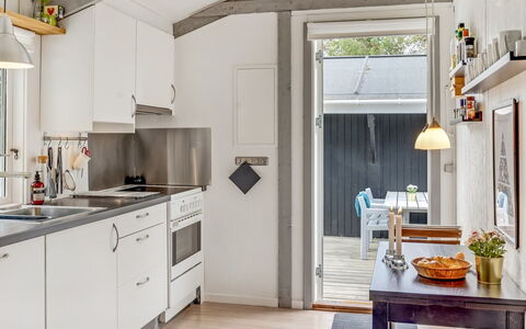 Eivy - 1Km from the Sea: Køkken, Køkken Apparat, Større Bandage, Countertop, Møbel, Gulvbelægning, Træ, Indretning, Loft, Husholdningsapparat
