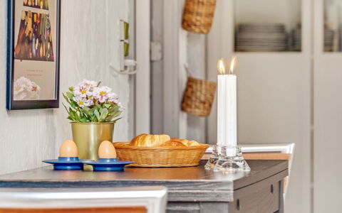 Eivy - 1Km from the Sea: Møbel, Indretning, Træ, Bord, Blomsterkrukke, Bordservice, Belysning, Afskaarne Blomster, Vase, Spisestue