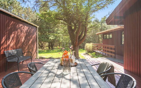 Therbern - 1.7Km from the Sea: Bygning, Hus, Vindue, Hjem, Tag, Boligområde, Busk, Sommerhus, Land Lot