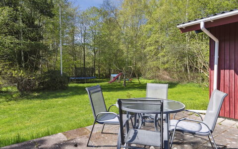 Therbern - 1.7Km from the Sea: Bygning, Hus, Vindue, Hjem, Tag, Boligområde, Busk, Sommerhus, Land Lot